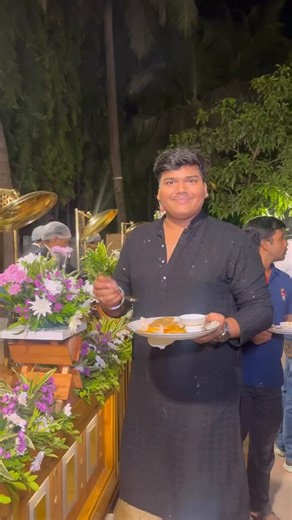 Bombay Foodie Tales (Abhay Sharma) | Mumbai on Instagram: "Recently attended a destination wedding and honestly — the catering experience was on a whole different level Every dish had clean, premium flavours and guests couldn’t stop praising the food 🍽️ The presentation was flawless — aesthetic counters, polished setup, and extremely disciplined staff. And the most exciting part? Live counters for sizzlers, tawa sabzi, and grills — absolutely amazing! The biggest surprise of all? This entire gr