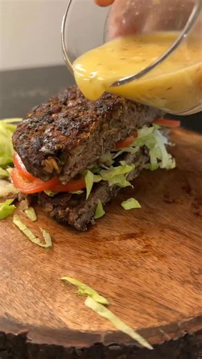 Nima Ebrahimi on Instagram‎: "⁨جوبرگر #بانیما برای این جوبرگر دیگه نون نمیخوای هم نونه هم برگر هم سیرکننده خوبیه هم ورزشیه هم برای کاهش وزن مناسبه. - مواد لازم برای دو نفر: - سیصد گرم گوشت چرخکرده - یک پیمانه جود پرک - یک عدد پیاز متوسط - یک دسته گشنیز - کاهو و گوجه و سبزیجات به میزان دلخواه - سس ( بعدا آموزش میدم ) ، فعلا هرچی دلت میخواد از اینایی که بهت یاد دادم برن بهش این خوشمزه رو بعدا بهت یاد میدم.⁩"‎