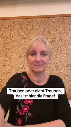 Brauchst du wirklich Erdbeeren oder Trauben, wenn sie eigentlich keine Saison haben? Bei uns im Geschäft ist das gerade ein riesiger Diskussionspunkt. Einerseits wollen wir dir nur das Beste und Saisonale anbieten, aber andererseits gehen viele dann einfach zum nächsten Laden, wenn wir die gewünschten Früchte nicht haben. Die Wahrheit ist doch: Diese importierten Früchte aus Übersee sind oft mega teuer, schmecken nach nix und sind schneller schimmelig, als du