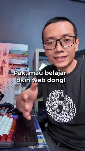 Buru-buru amat, mau ke mana sih? 😁 Belajar coding itu ga bisa instan gaes, pelan-pelan aja dinikmati setiap perjalanannya. Mulai dari fundamental dulu, belajar dasar-dasar programming, belajar bahasa, belajar paradigma, design pattern, baru masuk ke framework atau library nya. Kalo mau tau alurnya, kalian bisa kunjungi 2 link berikut ini: bit.ly/JalurBelajarWebWPU bit.ly/roadmapwpu Inget ya, sabar aja belajarnya, jangan sampai 🩴 ini melayang kalo ga nurut 😤 #programmer #developer #coder #prog