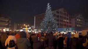 1.7K reactions · 365 shares | DER WEIHNACHTSBAUM LEUCHTET! Zum 1. Advent erzählen wir euch die Geschichte des fliegenden Tannenbaums von Zermatt.❤️ | Zermatt Matterhorn | Facebook
