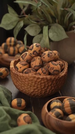 Анастасия Денисова on Instagram: "Орешки с принтом Количество готовых орешек примерно 35-40 шт Тесто: -380 гр муки -250 гр сливочного масла (комнатной t) -90 гр сахарной пудры -2 яйца (СО) -1 ч.л лимонного сока -0.5 ч.л соды (около 3 гр) -щепотка соли Взбитая соленая карамель: -270 гр сливок (от 33%) -170 гр сахара -30 гр сливочного масла -4 гр желатина (220 Блюм) -соль по вкусу. ✔️Начнем с крема. Желатин замачиваем согласно инструкции на упаковке. Сливочное масло и сливки объединяем в сотейнике