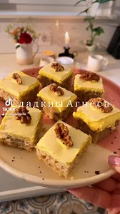#рецепта за Сладкиш Агнеса Необходими продукти за сладкиша: 200 г меко масло 1 30 г (1 ч.ч.) пудра захар 100 г (1 ч.ч.) смлени орехи кората от 1 лимон 180 г (1 ч.ч.) бяло брашно 4 белтъка ​Необходими продукти за глазурата: 4 жълтъка 150 г (1 ч.ч.) пудра захар 1 чл ванилия Приготвяне: 1. Разбийте мекото масло (на стайна температура и наразяно на кубчета) с пудрата захар, лимоновата кора и орехите. Добавете брашното и разбъркайте. 2. Отделете белтъците от жълтъците и разбийте белтъците на сняг. 3.