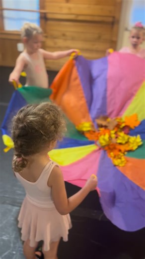 What’s shaking in Dazzling Dancers? These dancers practice listening to different tempos and and moving the parachute and the leaves together! | Dance Dynamics Studios LLC
