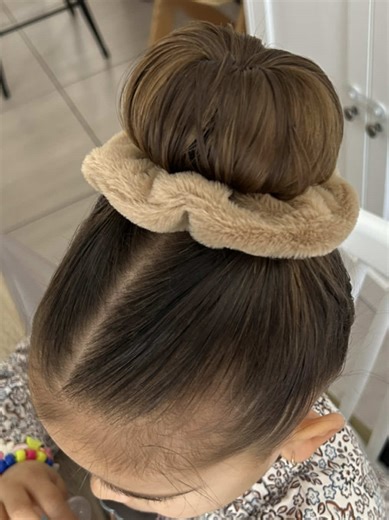 🌸 Coiffure petite princesse ✨ Raie nette chignon donuts 🍩💕 Simple, rapide et trop mignonne 😍 #KidsHairstyle #TutoCoiffure #Chignon #CuteHairStyles #HairTutorial