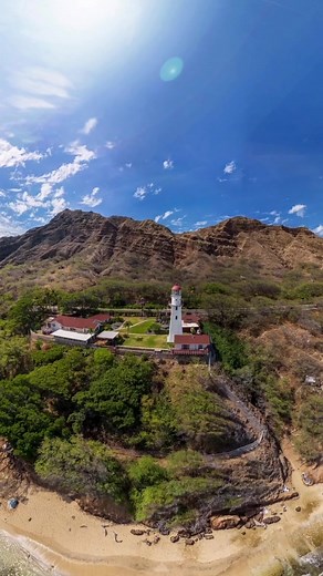 Diamond Head Lighthouse and the wonderful Coast Guard home that goes with it. Envy the coastie that gets to live there. #hawaii #oahu #diamondheadlighthouse #aloha #hawaiipanoramas #visitoahu #bucketlisttravel #thursdaymotivation #TravelMagic #hawaiitravel | Hawaii Panoramas