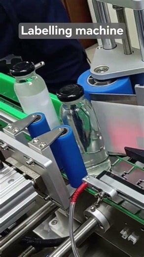 Labelling machine for entire bottle