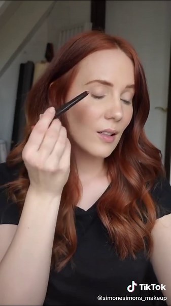 Simone Simons: Maquillaje y Belleza Inspirada en la Música