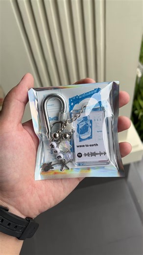 keychain wave to earth seasons #wavetoearth #seasons #w2e #keychain #wavetoearth