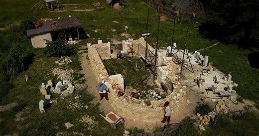40 ans pour construire une cathédrale du XIe siècle avec des techniques médiévales : pari tenu en Gironde