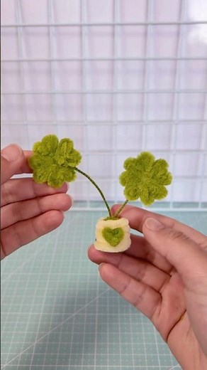 モールで作るミニ四つ葉のクローバー鉢植え Mini Four-Leaf Clover Potted Plant with Pipe Cleaners