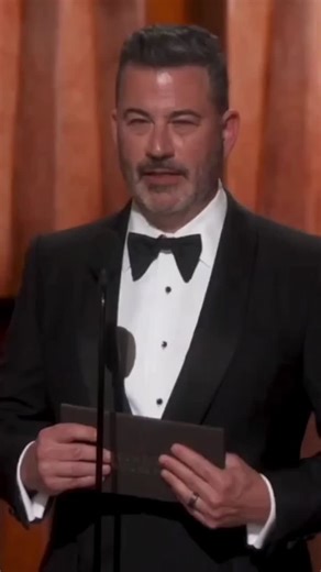 Αιχμηρός όπως πάντα και με αντι-Τραμπ διάθεση εμφανίστηκε ο Αμερικανός παρουσιαστής και κωμικός Τζίμι Κίμελ στα φετινά Οσκαρ. Ο Κίμελ κατάφερε να προκαλέσει ένα ζωηρό στιγμιότυπο, αιχμηρών αναφορών στην ελευθερία του λόγου και έμμεσες βολές προς τον Αμερικανό πρόεδρο Ντόναλντ Τραμπ, με τον οποίο έχει μακρά ιστορία διαμάχης. Αυτή τη φορά, ο Κίμελ δεν χρειάστηκε να τον κατονομάσει. Στη συνέχεια προχώρησε στην παρουσίαση της κατηγορίας για το Καλύτερο Ντοκιμαντέρ Μικρού Μήκους και πριν ανακοινώσει 