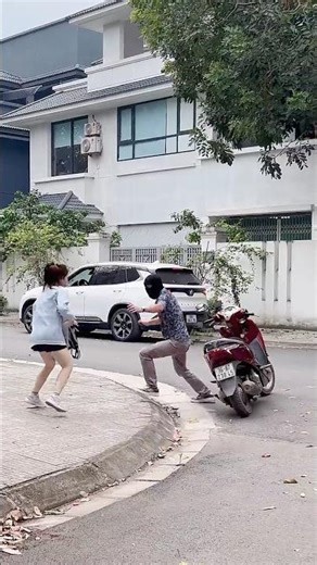 One Stolen Key… One Thief Defeated #KindManGlobal #HeroInAction #StreetRobbery