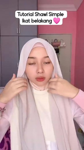 10K views · 121 reactions | Tutorial shawl simple ikat belakang  Cr: Adlina bat #tutorialshawl #tutorialshawllabuh #tutorialshawlsimple #hijabstyle #Amyrahijab Shawl heavy chiffon flowy by Amyrahijab Nak order sini ya.. https://s.shopee.com.my/1gB0gQti4v | My TudunG. | Facebook