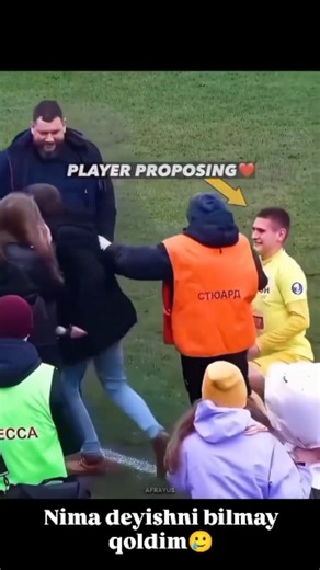 Muhammadamin on Instagram: "1990년 개봉한 영화 〈나홀로 집에(Home Alone)〉*는 단순한 가족 코미디를 넘어, 혼자 남겨진 한 아이의 용기와 따뜻함을 담아낸 작품입니다. 크리스마스의 화려한 장식과 밝은 음악 뒤에는, 케빈이 느끼는 외로움과 성장의 순간들이 자연스럽게 스며 있습니다. 처음엔 집에 혼자 남았다는 사실이 마치 해방된 듯 신나 보이지만, 시간이 지날수록 조용한 집 안 곳곳에서 케빈이 맞닥뜨리는 고요한 감정들이 더 깊이 다가옵니다. 빈 식탁, 적막한 밤, 멀리서만 들리는 캐럴 소리… 이런 순간들이 영화의 분위기를 더욱 따뜻하면서도 쓸쓸하게 만들죠. 하지만 이 영화가 오래 기억되는 이유는, 결국 케빈이 혼자서도 두려움을 이겨내고 집을 지켜내는 모습 때문입니다. 장난기 가득한 함정들과 소동 속에서도, 어린 아이의 순수한 용기와 가족을 향한 그리움이 자연스럽게 묻어납니다. 많은 사람들이 “왜 매년 겨울만 되면 이 영화를 다시 보게 될까?”라고 말합니