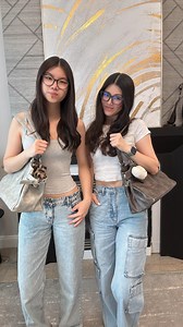 We love the zipper shopper bag from @samo_ondoh, can style it in different ways, and also can fit a lot of things inside, very functional! 👍🏻Which look is your favorite? 🥰 #momsofinstagram #lifewithkids #bag #fashion #ootd #styling #outfit #over40 #motherdaughter | Linda Yu Qian