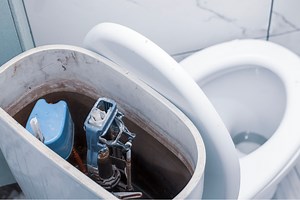 Cette manipulation de 5 min sur le réservoir de vos toilettes permet d'économiser beaucoup d'eau