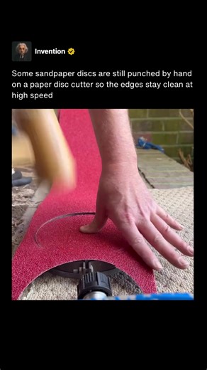 Sandpaper discs may look like a fully modern product, but many are still made using hand driven cutting methods. A hardened steel cutter is placed over the abrasive backing and struck with a wooden mallet, cleanly shearing the disc into shape without damaging the paper or adhesive layers. This approach creates a precise edge that resists fraying and tearing when the disc spins at high speed. Clean edges are critical because centrifugal force and vibration concentrate stress at the perimeter, and