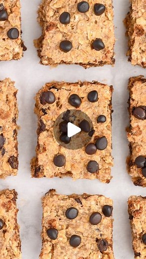 Matteo | Easy High Protein Recipes on Instagram: "How to make vegan OATMEAL BARS by @oatsbaker (🇩🇪 1. Kommentar/ 🇮🇹 2. commento) Your new favorite snack! SAVE THE RECIPE👇 Ingredients🌱 - 150 g (1 1/2) ripe bananas (or applesauce) - 60 g (1/4 cup) peanut butter (or nut butter of choice) - 30 g (2 tbsp) maple syrup, agave or honey (more for sweeter bars) - 1/6 tsp salt - 150 g (1 1/2 cup) rolled oats - 40 g (1/4 cup) chocolate chips Directions - Heat 