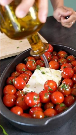 Pasta with melted feta and creamy tomatoes, a buzzy summer recipe 🍅