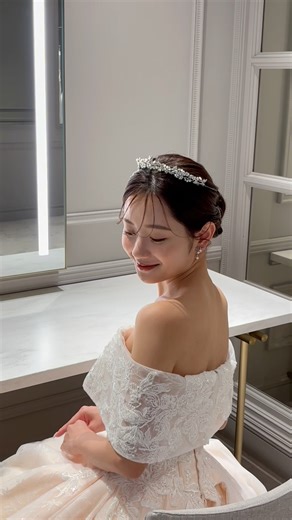 【TAKAMI BRIDAL】ティアラを添えて上品に🤍Rosa✨ #bride #wedding #花嫁 #ウェディングドレス#レース #結婚式 #ドレス