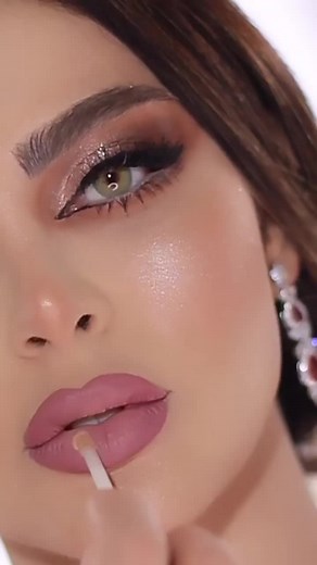 Makeup Tutorial: Perfecting Glossy Lips