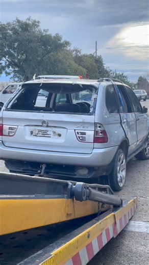 @policiamataro on Instagram: "L’Ajuntament posa ordre a l’aparcament de Rocafonda per garantir un espai públic net i segur: 🚗 S’han retirat 12 vehicles abandonats 🌿 Es fan tasques de neteja a fons, desbrossament i manteniment de la jardineria 🧹 També es retiraran elements voluminosos 👥 Benestar Social ha ofert assistència social a les 5 persones que pernoctaven en aquest espai i que han estat desallotjades, i han rebutjat l’ajut. ℹ️ L’estacionament queda restringit temporalment fins que fina