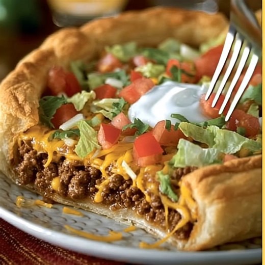 Pillsbury Crescent Roll Taco Bake 😅 Ingredients : 1 (8 ounce) can Pillsbury refrigerated crescent dinner rolls 1 pound lean (at least 80%) ground beef ¾ cup Old El Paso Thick 'n Chunky salsa 2 tablespoons Old El Paso taco seasoning mix (from 1-oz package) 1 cup shredded Cheddar cheese Shredded lettuce, as desired ............................................. Recipe in First Coʍmеոτ 👇 Enjoy ❤️👇👇👇 | Royal Recipes