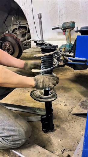 Removing a Coil Spring Without Special Tools #AutomotiveTips #MechanicLife #AutoEducation #shorts
