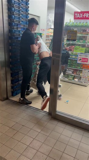 歌舞伎町のコンビニで悪さをするとこうなるから気を付けたほうがいいぞ･･･