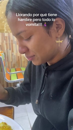 Gato llorando y vomitando por hambre: meme divertido