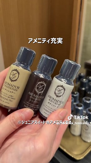 【函館】まるで天国！？海と空に溶け込む温泉 =【SPOT】================== 函館湯の川温泉 海と灯 ／ヒューイットリゾート 📍北海道函館市湯川町3丁目9-20 ⏰【IN】15:00【OUT】11:00 👶子ども 大歓迎 🚙駐車場あり（無理） 🚃最寄り 【札幌中心部から】車で約4時間半 ※さっぽろテレビ塔基準 ============================ ここのホテルは本当に大好きで 何度も言っているおすすめホテル！ 何と言っても ホテル最上階にあるインフィニティ露天風呂♨️ 海の向こう水平線と温泉が一体化したかのような作り 日中は海がきれいに見えて 夜は星空とイカ釣り漁船の灯がきれいに見えるの✨ ご飯も美味しくて びっくりするのが海鮮の種類の豊富さ！ すべて丼に載せたらご飯全く見えなくなるレベルで 一つ一つがもう美味しくて 絶対に満足できるビュッフェ 海鮮だけじゃないから悩ましい！！ 焼きたてのフィナンシェやマドレーヌ🧁 入口には釜で焼きたてのピザ🍕 ライブキッチンのエッグベネディクトに🥚 豚串で作るやきとり丼 何気にヤクルトの飲み放題が嬉