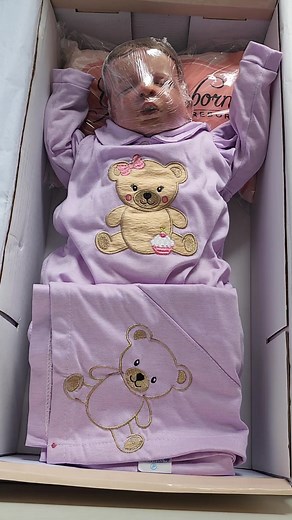 Amores mais um processo de embrulho dos meus bebês. sabia que todos os bebês aqui da nossa maternidade Gabi reborn São acompanhados com um lindo enxoval !?🥰🥰❤️ Com nosso princesa não foi diferente, seguiu ao encontro da mamãe nesta linda Caixa com cheirinho de bebê recheado de mimos e muito amor!!!🥹🥰🥰 Deixa eu me apresentar 🥰🥰🥰 Faço bebê reborn realista Com todas as técnicas avançada 🥰🥰🥰 Faço com muito amor 🥰 carrinho 🥰 Deus me deu este dom 🙏🙏🙏 me acompanha num ap vizinho #art #v