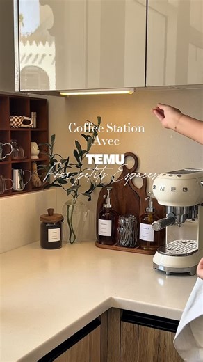 MAKEUP ARTIST PRO 🇫🇷 on Instagram: "COFFEE STATION POUR PETITS ESPACES Vous aimez le rendu ma beauteam ? 😍😍 Perso j’aime trop ! 🔥Temu Haul à 0€🔥 ➡️Téléchargez l’appli TEMU➡️Tapez mon code 【dyb4964】dans la barre de recheche➡️Obtiens TOUS les articles jusqu’à 0€ si tu es nouvel utilisateur de l’application ! Lien en bio 🔗 🎁Offre valable sur commande éligible Pu blicité #haul #temu #coffeeislife #deco #maison #haul #coffeestation"