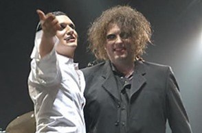 We all know that the single version of “𝙒𝙞𝙩𝙝𝙤𝙪𝙩 𝙮𝙤𝙪 𝙄'𝙢 𝙣𝙤𝙩𝙝𝙞𝙣𝙜” is a collaboration of Placebo with David Bowie, but did you know that there's also a live collaboration of the song with another legendary artist? It's The Cure founder and frontman Robert Smith, style icon and role model for generations of goths. On November 5th 2004 he was special guest at the concert at Wembley Arena in London. It was the kick-off show of the short “Once more with feeling” tour and also the on