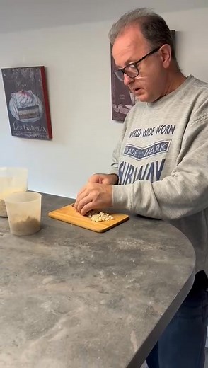 🕊️ Liebe Brieftauben-Freunde. Wissen allein reicht nicht – es zählt, wie wir es in der Praxis einsetzen. Genau deshalb zeige ich euch heute im Reel, warum ich blanchierte Erdnüsse für meine Tauben halbiere. 🥜 👉 Aus der Hand gefüttert, helfen sie, die Bindung zwischen Züchter und Taube gezielt zu stärken. Das ist keine Spielerei, sondern eine bewährte Methode aus dem Spitzensport mit Tauben – getestet, durchdacht und mit echtem Mehrwert. 💡 💬 Schau dir das Reel an und erfahre, wie du mit klei