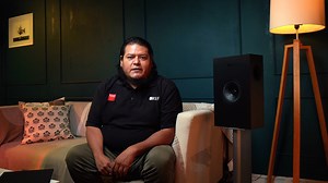 🎶🔊 KEF Q4 META – Sonido puro y definido Las Q4 META incorporan la innovadora tecnología de absorción de metamaterial, eliminando resonancias no deseadas para una reproducción más clara y natural. Su diseño acústico optimiza cada frecuencia, logrando un equilibrio sonoro preciso y envolvente. ✨ Características clave: 🔹 Tecnología de Absorción de Metamaterial – Reduce distorsiones para un sonido más puro. 🔹 Ingeniería acústica de alta precisión – Reproducción fiel y equilibrada. 🔹 Diseño sofi