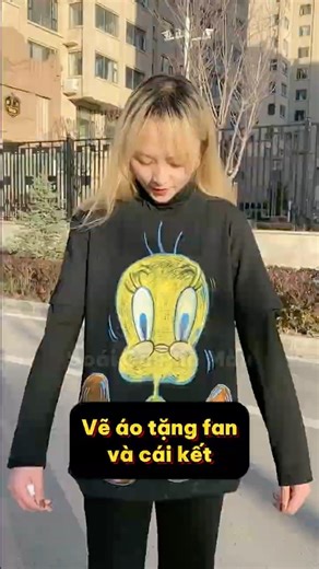 Drawing on strangers' shirts #126: Drawing on shirts as gifts for fans and the unexpected outcome.