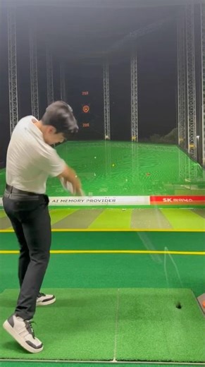 클럽헤드를 던지는 위치포인트는 오른쪽무릎 부터입니다