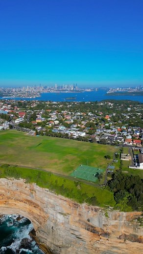 Huzi on Instagram: "Living in my dream | Sydney 💭"