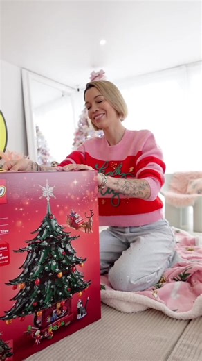 Pour moi la magie de Noël, c’est passer encore plus de temps avec les gens que j’aime 🥰 Mes amis, ma famille ✨ On a passé un super moment avec Charlène à construire le sapin de Noël @lego ! Il est incroyablement beau ! Parfait en centre de table 🎅🏻 Retrouvez également d’autres sets LEGO de Noël tous plus chouettes les uns que les autres ! Comme le Train de Noël que j’ai mis au pied de mon sapin 😍 #TheGreatUnboxingDay #Publicité #BuildTogether