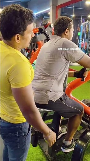 Back workout mid row machine training 💯