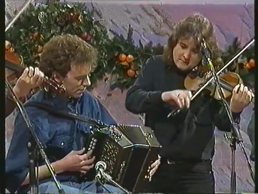 Classic clip # 41 The Late Late Show 1993 Altan Frankie Kennedy (rip) /flute Mairead Ní Mhaonaigh/fiddle 🌹 Dermot Byrne/accordion Ciaran TourishTourish/fiddle Donal Lunny/bouzouki Manus Lunny/bouzouki Mel Mercier/bodhrán reels: christmas eve / mill na máidí (spoil the sticks) 'the joy o' that flute'