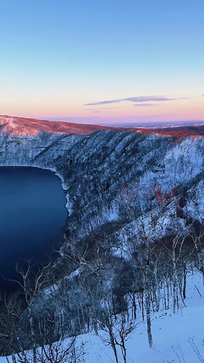 Lake Mashū (Hokkaido) / 摩周湖 The slightly reddish Mashu at dusk was so beautiful🥹🌇❄️ #mashuko #lakemashu #hokkaido #摩周湖 #湖 #lake #北海道