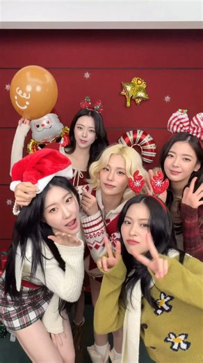 ITZY on Instagram: "🎅𝘏𝘢𝘱𝘱𝘺 𝘏𝘰𝘭𝘪𝘥𝘢𝘺𝘴 𝘔𝘐𝘋𝘡𝘠🎅 ✨𝘓𝘪𝘬𝘦 𝘢 𝘧𝘭𝘪𝘤𝘬𝘦𝘳 𝘪𝘯 𝘵𝘩𝘦 𝘯𝘪𝘨𝘩𝘵✨️ #ITZY #MIDZY #ITZY_Flicker #HappyHolidays"