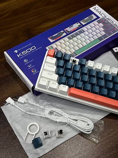 Tân Doanh on Instagram: "⌨️ Cùng TÂN DOANH unbox và trải nghiệm Machenike K500-B61 – Wired RGB Gaming Mechanical Keyboard ⚡ Layout 61 phím gọn nhẹ: tối ưu góc bàn, chơi game cực thoáng ⚡ Switch cơ học nhạy – gõ sướng: phản hồi nhanh, combat đã tay ⚡ RGB rực rỡ: nhiều hiệu ứng, chơi game càng thêm “cháy” ⚡ Kết nối dây ổn định: không độ trễ, cắm là chiến ⚡ Thiết kế gaming khỏe khoắn: hợp setup eSports & học tập – làm việc 🎮 Nhỏ gọn – đầm tay – RGB bắt mắt, Machenike K500-B61 là lựa chọn ngon tron