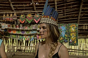 Melody hace bailar a los Boras en Iquitos con "No sé" y "El baile del gorila"