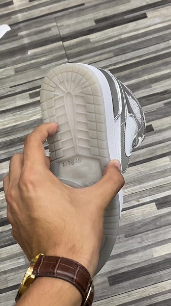 Disponibles para damas🤩🍓 Tallas 36 al 40 Entregas personales y delivery a toda la zona de Barquisimeto, Edo lara📍 Envios nacionales🚛 Ws: 04245961020📞 Tienda virtual📲#paratii #calzados #nike #jordan #tendencia