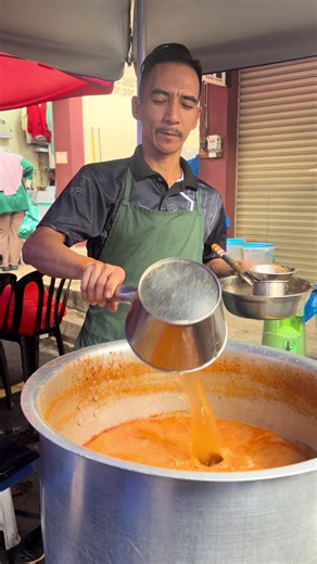 Exploring the Vibrant Bazaar of Laksa Delights