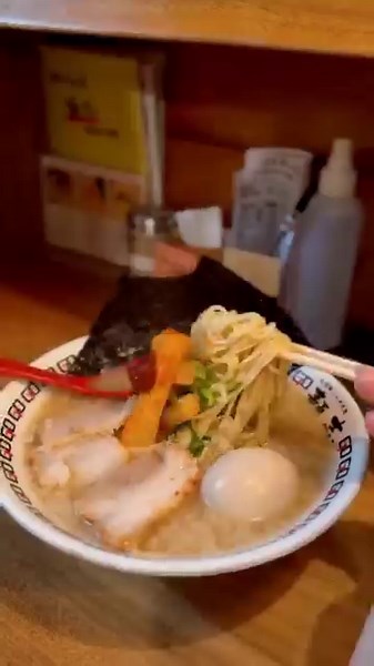 6 comments | 美食探索之旅  九州除左有最多嘅溫泉同泉水量♨️仲擁有豐富多樣嘅美食料理襤牛腸鍋、博多拉麵、地獄蒸、鰻魚飯······九州美食數之不盡，快啲規劃好屬於你嘅美食清單  : IG @ foodie_sharing #Agoda #AgodaHK #SeeTheWorldForLess #日本 #九州 | agoda | Facebook